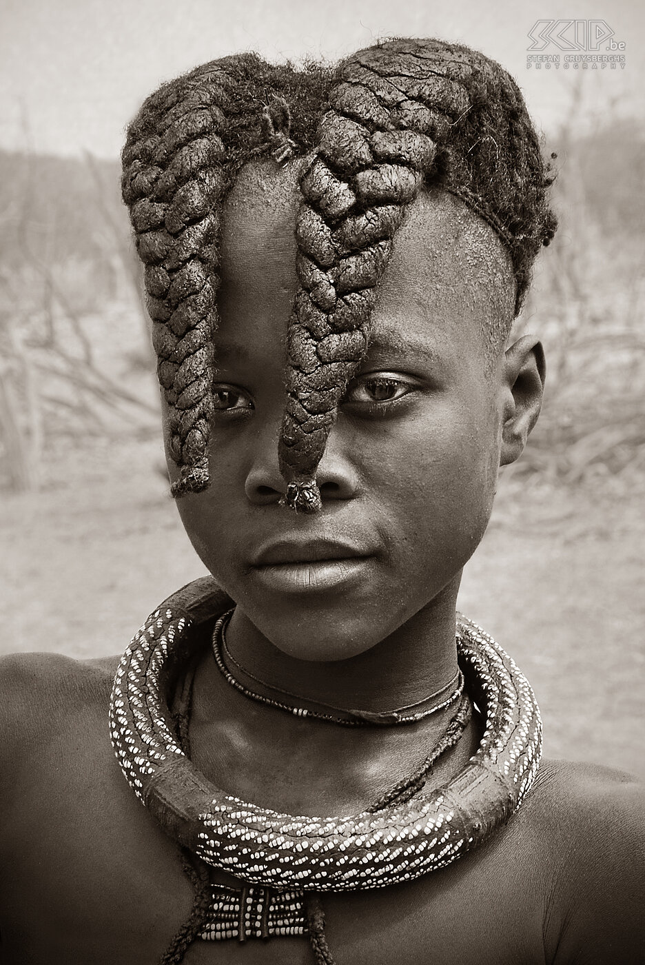 Omangete - Himba meisje Zoals alle Himba meisjes draagt ook dit meisje haar haar in twee dikke vlechten over haar voorhoofd. Stefan Cruysberghs